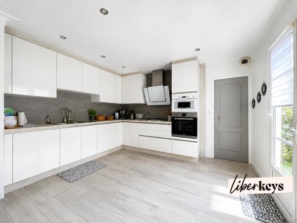À Olivet (45160), cette maison familiale avec piscine est implantée sur un terrain clos et arboré d'environ 980 m².