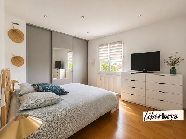 À Olivet (45160), cette maison familiale avec piscine est implantée sur un terrain clos et arboré d'environ 980 m².