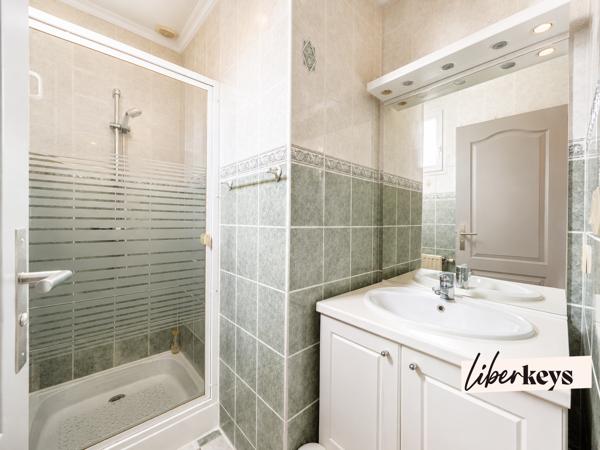 À Olivet (45160), cette maison familiale avec piscine est implantée sur un terrain clos et arboré d'environ 980 m².
