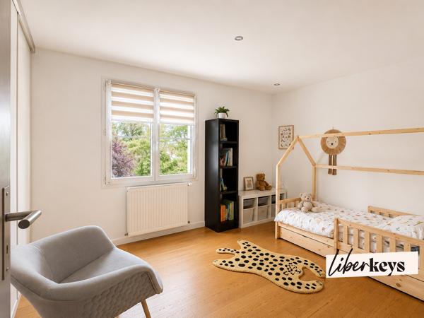 À Olivet (45160), cette maison familiale avec piscine est implantée sur un terrain clos et arboré d'environ 980 m².