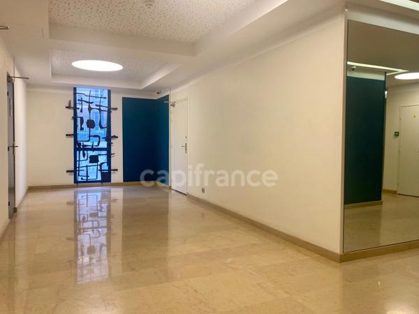 Appartement à vendre 2 pièces 48,70 m² PARIS 20EME ARRONDISSEMENT (75) en excellent état au sein d'une résidence standing