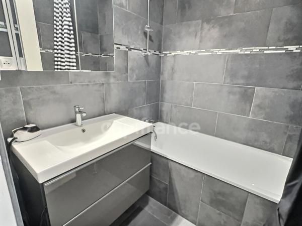 Appartement à vendre 2 pièces 48,70 m² PARIS 20EME ARRONDISSEMENT (75) en excellent état au sein d'une résidence standing