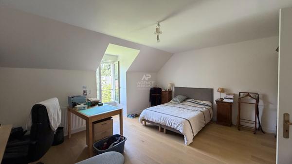 Maison 7 pièces 228 m2 avec jardin - L'Etang La Ville Loyer 3 200 €/mois **  - Référence  18299