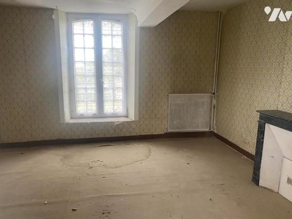 5 KM DE VIRE-NORMANDIE, PRESBYTERE du 15ème Siècle à rénover