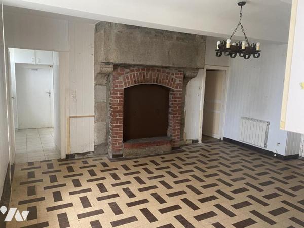 5 KM DE VIRE-NORMANDIE, PRESBYTERE du 15ème Siècle à rénover