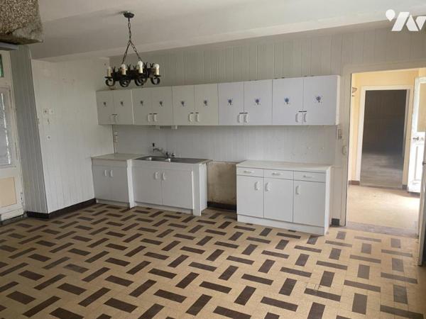 5 KM DE VIRE-NORMANDIE, PRESBYTERE du 15ème Siècle à rénover