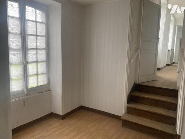 5 KM DE VIRE-NORMANDIE, PRESBYTERE du 15ème Siècle à rénover