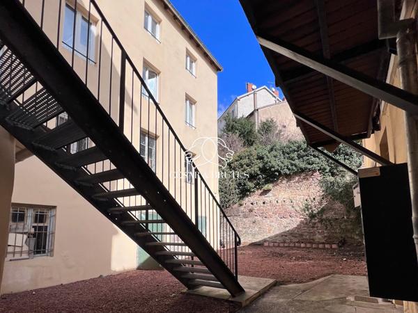 Immeuble de 758 m2 : 7 appartements, 3 locaux commerciaux, cour intérieure et caves
