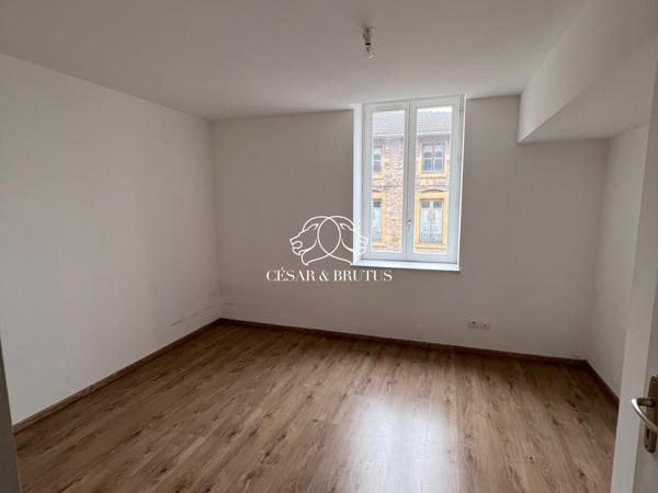 Immeuble de 758 m2 : 7 appartements, 3 locaux commerciaux, cour intérieure et caves