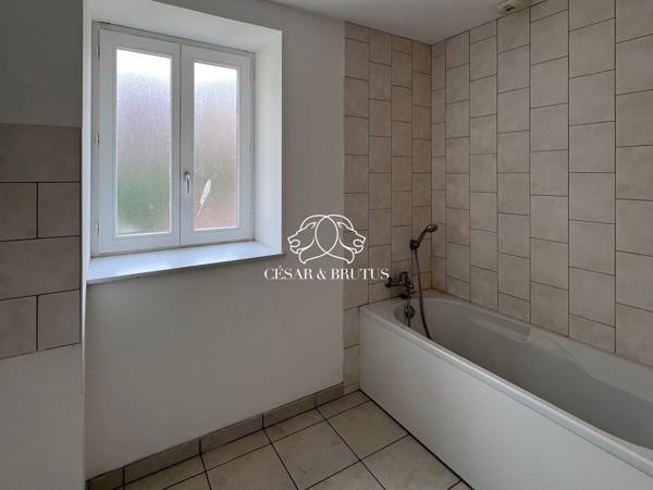 Immeuble de 758 m2 : 7 appartements, 3 locaux commerciaux, cour intérieure et caves