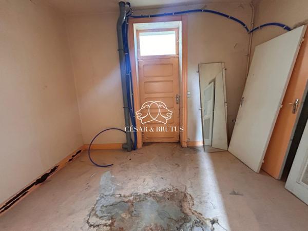 Immeuble de 758 m2 : 7 appartements, 3 locaux commerciaux, cour intérieure et caves