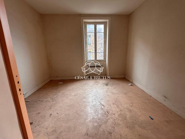 Immeuble de 758 m2 : 7 appartements, 3 locaux commerciaux, cour intérieure et caves