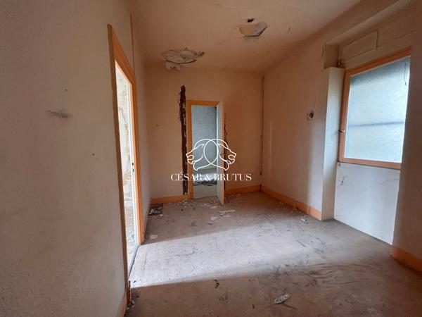 Immeuble de 758 m2 : 7 appartements, 3 locaux commerciaux, cour intérieure et caves