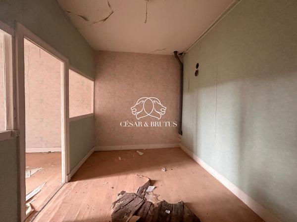 Immeuble de 758 m2 : 7 appartements, 3 locaux commerciaux, cour intérieure et caves