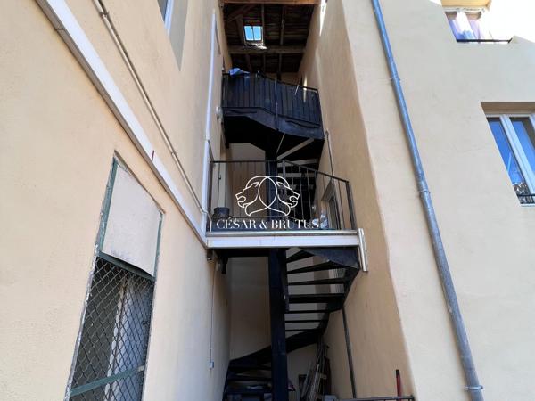 Immeuble de 758 m2 : 7 appartements, 3 locaux commerciaux, cour intérieure et caves