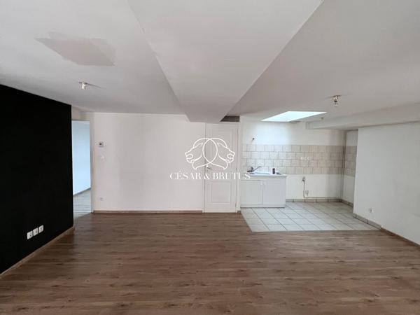 Immeuble de 758 m2 : 7 appartements, 3 locaux commerciaux, cour intérieure et caves