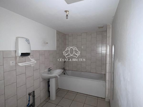 Immeuble de 758 m2 : 7 appartements, 3 locaux commerciaux, cour intérieure et caves