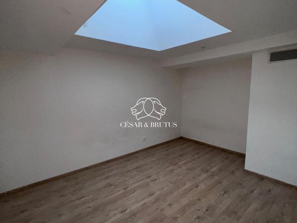 Immeuble de 758 m2 : 7 appartements, 3 locaux commerciaux, cour intérieure et caves