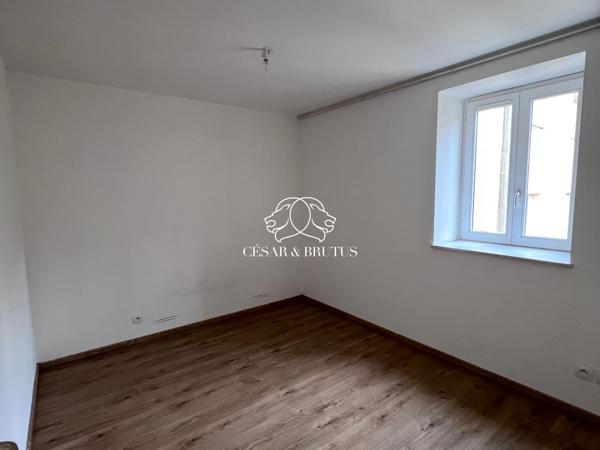 Immeuble de 758 m2 : 7 appartements, 3 locaux commerciaux, cour intérieure et caves