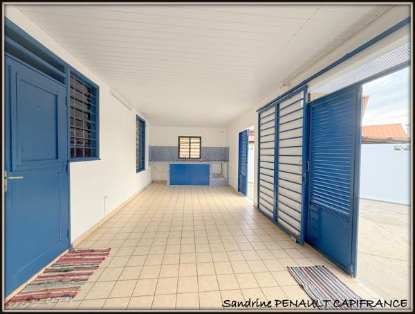 A VENDRE A KOUROU (GUYANE FRANCAISE) UN IMMEUBLE DE RAPPORT DE 95m² AVEC DEUX APPARTEMENTS T2 DE 37m² et 28m² - SUPERFICIE DU TERRAIN DE 429 m² - AU PRIX DE 265 000 €.