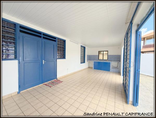 A VENDRE A KOUROU (GUYANE FRANCAISE) UN IMMEUBLE DE RAPPORT DE 95m² AVEC DEUX APPARTEMENTS T2 DE 37m² et 28m² - SUPERFICIE DU TERRAIN DE 429 m² - AU PRIX DE 265 000 €.