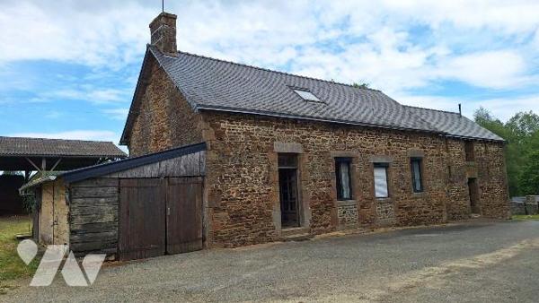 A Vendre à ERNEE (53500), en Mayenne.
Fermette comprenant :
- en rez de chaussée : une cuisin...