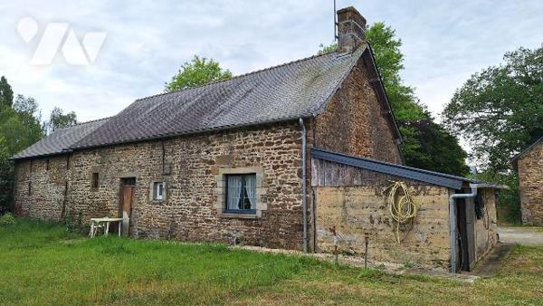A Vendre à ERNEE (53500), en Mayenne.
Fermette comprenant :
- en rez de chaussée : une cuisin...