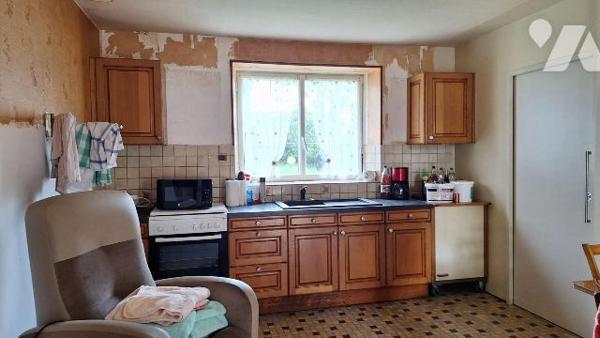 A Vendre à ERNEE (53500), en Mayenne.
Fermette comprenant :
- en rez de chaussée : une cuisin...