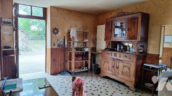 A Vendre à ERNEE (53500), en Mayenne.
Fermette comprenant :
- en rez de chaussée : une cuisin...