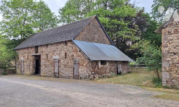 A Vendre à ERNEE (53500), en Mayenne.
Fermette comprenant :
- en rez de chaussée : une cuisin...