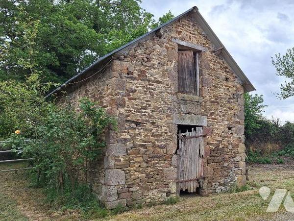 A Vendre à ERNEE (53500), en Mayenne.
Fermette comprenant :
- en rez de chaussée : une cuisin...