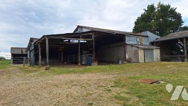 A Vendre à ERNEE (53500), en Mayenne.
Fermette comprenant :
- en rez de chaussée : une cuisin...