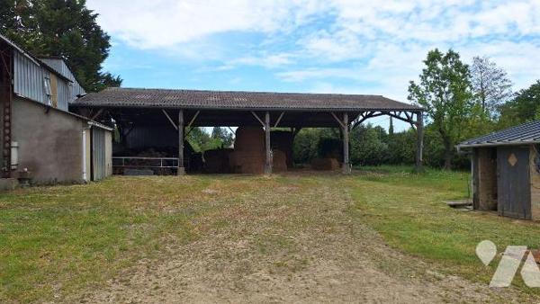 A Vendre à ERNEE (53500), en Mayenne.
Fermette comprenant :
- en rez de chaussée : une cuisin...