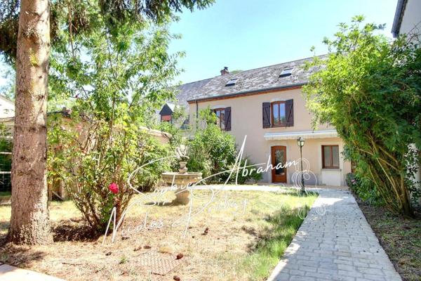Maison de 6 pièces, 4 chambres avec jardin clos de murs et grand garage
