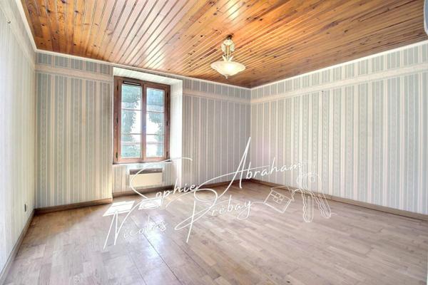 Maison de 6 pièces, 4 chambres avec jardin clos de murs et grand garage