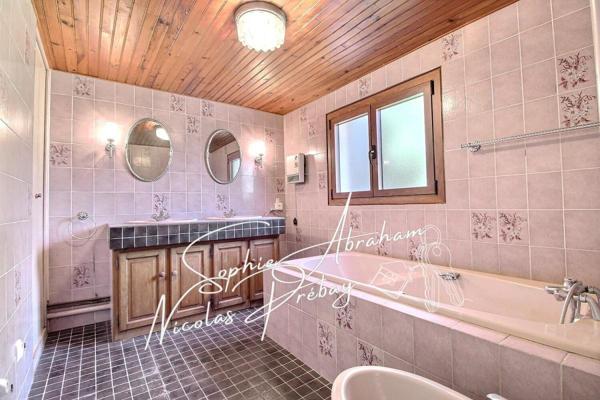 Maison de 6 pièces, 4 chambres avec jardin clos de murs et grand garage