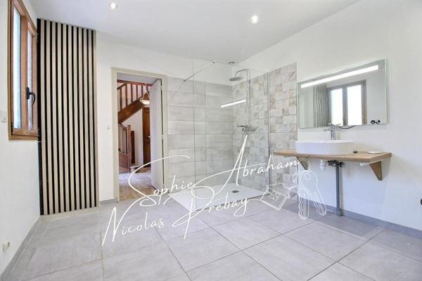 Maison de 6 pièces, 4 chambres avec jardin clos de murs et grand garage