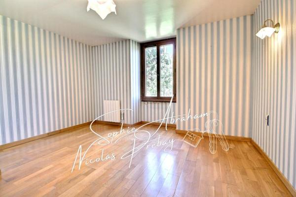 Maison de 6 pièces, 4 chambres avec jardin clos de murs et grand garage