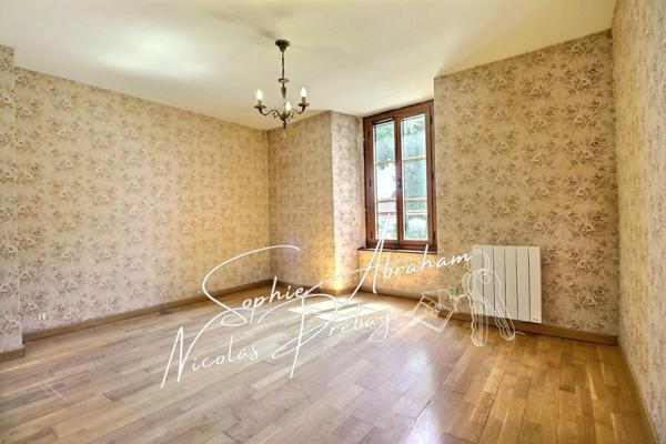 Maison de 6 pièces, 4 chambres avec jardin clos de murs et grand garage