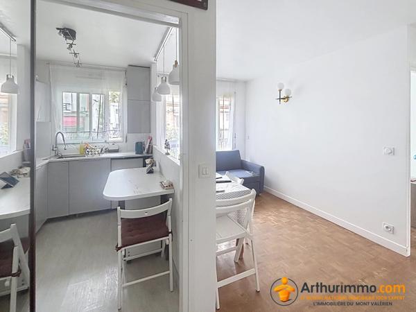 Vente                                                      Appartement
                        
                     3 pièces                      42 m2                     à Courbevoie