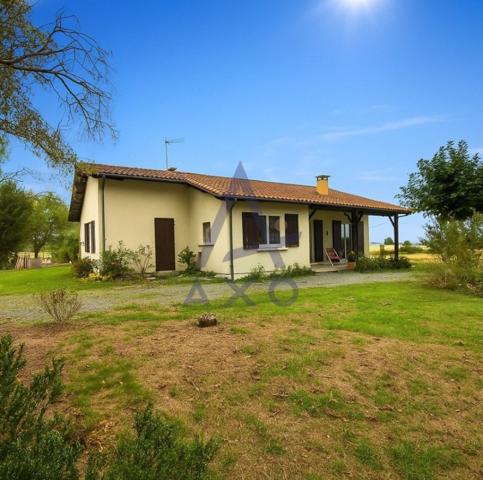 Maison T4 de 110m de plain-pied avec jardin, garage, carport et grand terrain vert