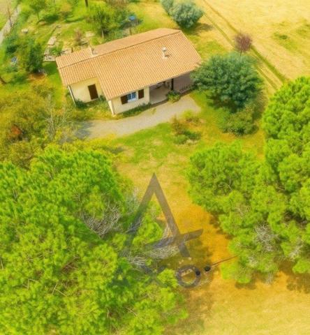 Maison T4 de 110m de plain-pied avec jardin, garage, carport et grand terrain vert