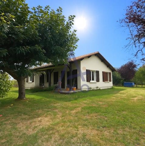 Maison T4 de 110m de plain-pied avec jardin, garage, carport et grand terrain vert