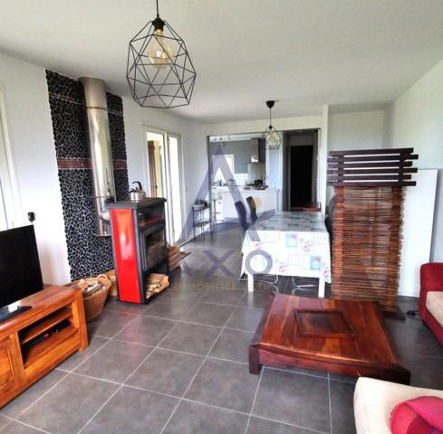 Maison T4 de 110m de plain-pied avec jardin, garage, carport et grand terrain vert