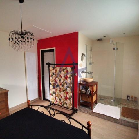 Maison T4 de 110m de plain-pied avec jardin, garage, carport et grand terrain vert