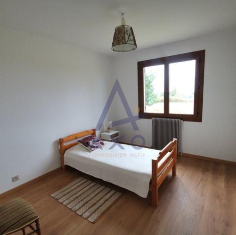 Maison T4 de 110m de plain-pied avec jardin, garage, carport et grand terrain vert