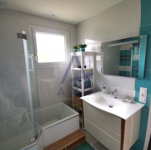 Maison T4 de 110m de plain-pied avec jardin, garage, carport et grand terrain vert