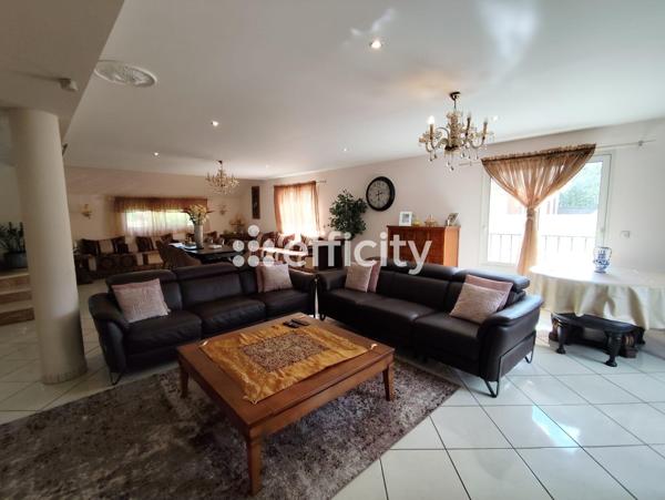 Maison 5 pièces - 221 m²