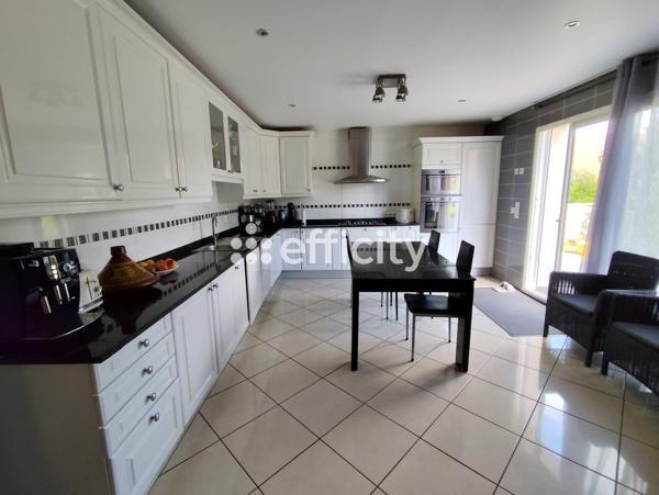 Maison 5 pièces - 221 m²