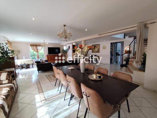 Maison 5 pièces - 221 m²